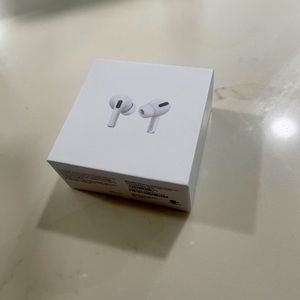 Apple AirPods Pro with MagSafe
Wireless Charging Case - White